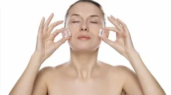 فوائد الثلج للبشرة الدهنية