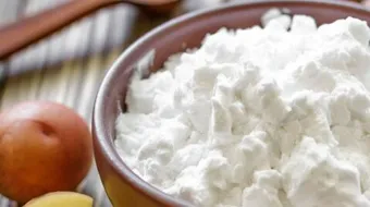 فوائد النشا للبشرة الدهنية