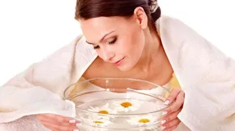 خطوات تنظيف الوجه بالبخار