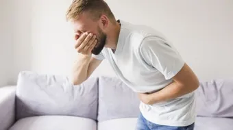 أعراض وأسباب قرحة المعدة