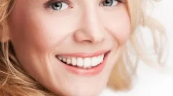 أضرار لصقات تبييض الأسنان