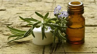 فوائد زيت إكليل الجبل