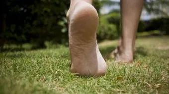 فوائد المشي حافياً على التراب