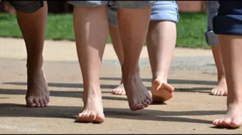 فوائد المشي حافي