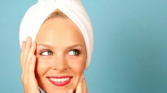 فوائد مسح الوجه بالحليب قبل النوم