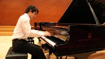 أفضل عازف بيانو