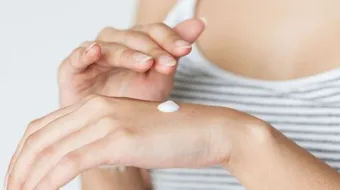 أفضل علاج لتجاعيد اليدين