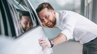 أفضل طريقة لتنظيف زجاج السيارة