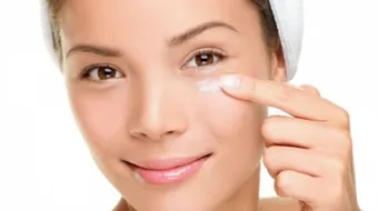 أفضل طريقة لإزالة الهالات السوداء تحت العين