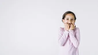 أسباب قضم الأظافر عند الأطفال
