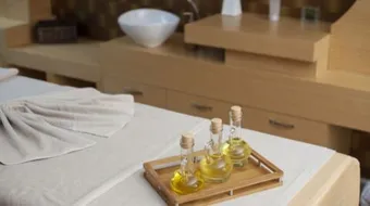 لون زيت اللوز المر