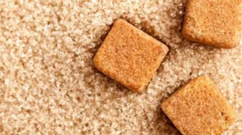 الفرق بين السكر البني والسكر الأبيض