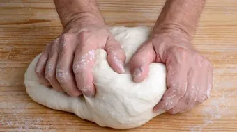 أسرع طريقة لتحضير عجينة البيتزا