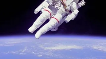 أول من صعد إلى القمر