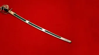 أول من قاتل بالسيف