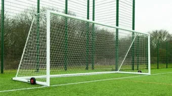 طول وعرض مرمى كرة القدم