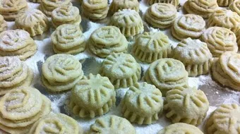 طريقة عمل معمول السميد بالتمر