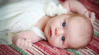 عدد ساعات نوم الطفل حديث الولادة