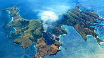 عدد الجزر التي تتكون منها أندونيسيا