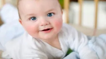 مراحل تطور الطفل بعد الولادة