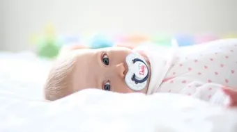 مراحل تطور الطفل في عمر السنة