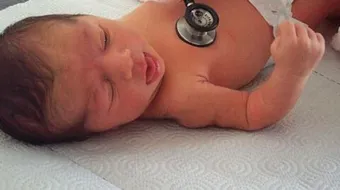 مراحل تطور نمو الطفل منذ الولادة