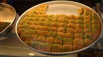 عمل البقلاوة العراقية