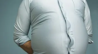 شد البطن أثناء المشي