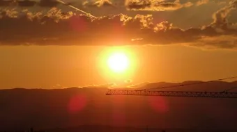 من اكتشف ألوان ضوء الشمس