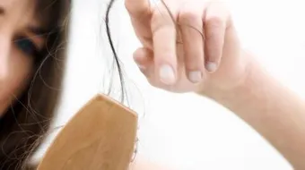 أضرار نقص فيتامين د للشعر