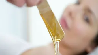 إزالة شعر الوجه بالشمع