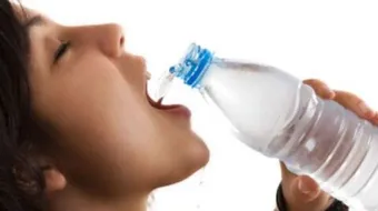 ما هي فوائد شرب الماء البارد