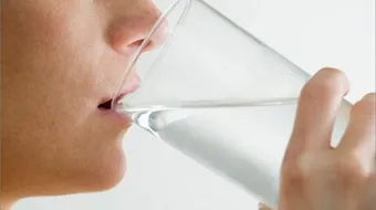 ما فوائد الماء الدافئ على الريق