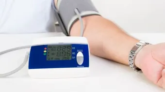 ما أسباب ضغط الدم