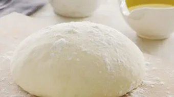 ما مكونات عجينة البيتزا