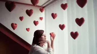 ما علامات الحب عند الفتاة