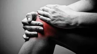 ما هي أعراض خشونة الركبة