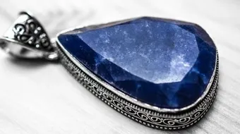 ما هو لون حجر الياقوت