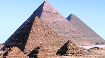 ماذا يوجد داخل الأهرامات