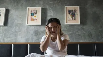 ما هو السن التي تنقطع فيه الدورة الشهرية