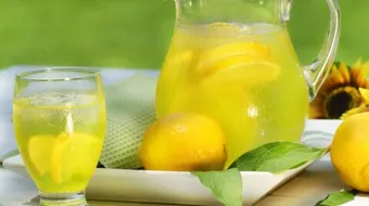 ما فائدة عصير الليمون على الريق