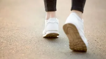 ما فائدة المشي لمدة ساعة