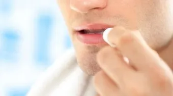 ما سبب جفاف الشفاه