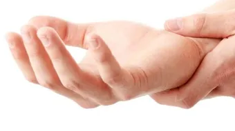 ما سبب تنميل أصابع اليد