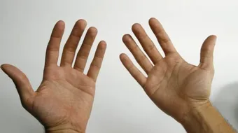 ما هو سبب رجفة اليدين