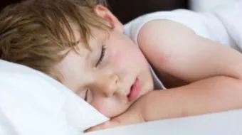 ما سبب رائحة العرق عند الأطفال