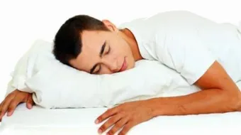 ما هي أضرار النوم على البطن