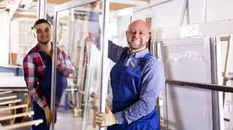 من ماذا يصنع الزجاج