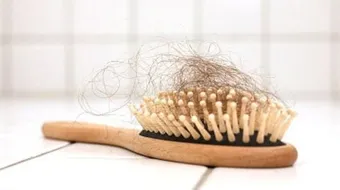 ما هو السبب الرئيسي لتساقط الشعر