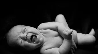 ما هو سبب بكاء الطفل الرضيع